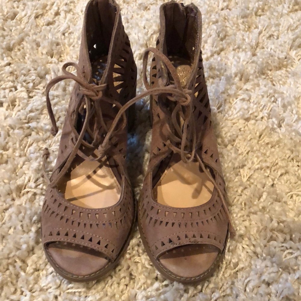 Vince camuto strappy causal chunky heel. Size 6.5